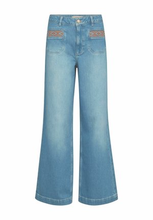 Hellblaue Jeans mit weitem Bein, zwei vorderen Taschen mit brauner geometrischer Stickerei, Gürtelschlaufen und metallischem Knopfverschluss.