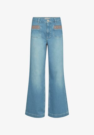 Jean large bleu clair avec deux poches avant ornées d'une broderie géométrique marron, passants pour ceinture et une fermeture par bouton métallique.