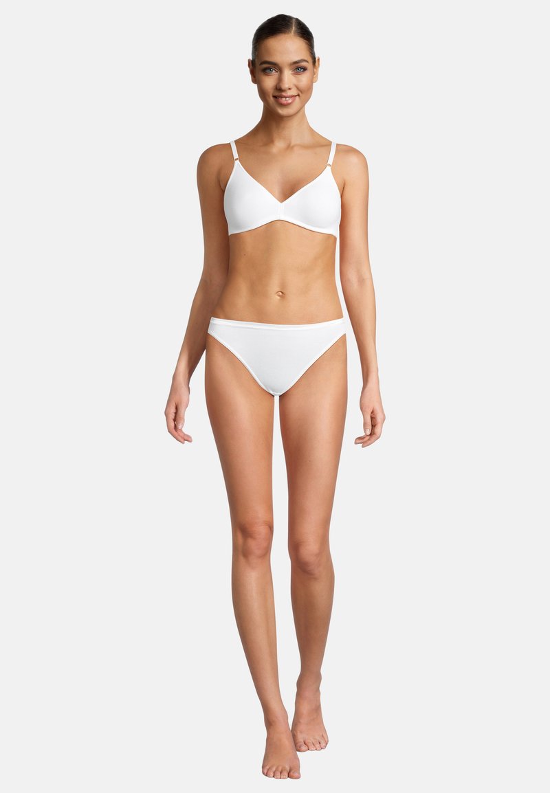 Weißes Bikini-Set mit einem dreieckigen Bralette mit verstellbaren Trägern und passenden, niedrig geschnittenen Unterteilen, aus glattem, dehnbarem Stoff.