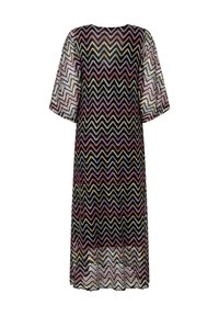 Multikleurige zigzagpatroon jurk met korte mouwen, lichte stof en een losse pasvorm. Voornaamste kleur is zwart, met accenten in roze, goud en zilver.