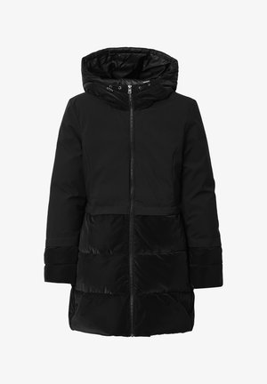 Manteau isolant noir avec une fermeture éclair à l'avant, une grande capuche et un mélange de textures lisses et matelassées. Comporte une couture à la taille et des manches longues.