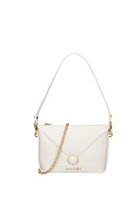 Borsa bianca con texture intrecciata, accentata da una catena dorata e hardware circolare. Presenta un design strutturato e una singola tracolla.