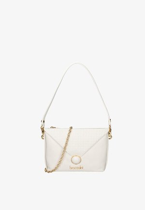 Borsa bianca con texture intrecciata, accentata da una catena dorata e hardware circolare. Presenta un design strutturato e una singola tracolla.