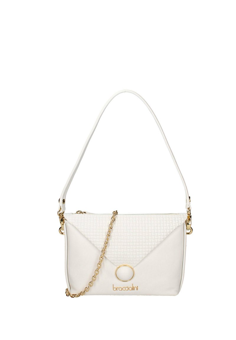 Sac à main blanc avec une texture tissée, accent en chaîne dorée et quincaillerie circulaire. Il présente un design structuré et une seule bandoulière.