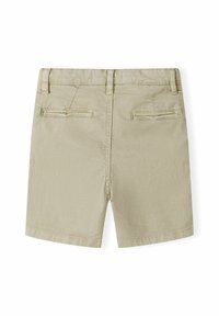 Shorts pour hommes beiges avec passants de ceinture et deux poches passepoilées à l'arrière, présentés à plat sur un fond blanc.