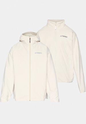 Chaqueta blanca dos en uno que incluye capucha, cierre con cremallera y el logo "TERREX". Textura suave con un diseño ligero.