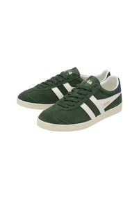 Groene suède sneakers met witte strepen, gestructureerde rubberen zool en marineblauwe accenten bij de hiel. Gouden logo op de tong. Klassiek atletisch ontwerp.