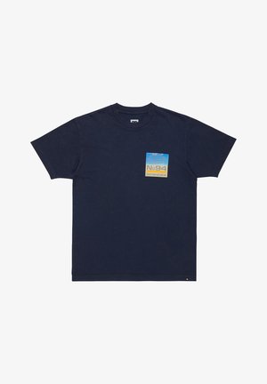 Marineblauwe katoenen T-shirt met een klassieke ronde hals. Heeft een rechthoekig grafisch patch in blauw en geel op het linkerborstgebied.