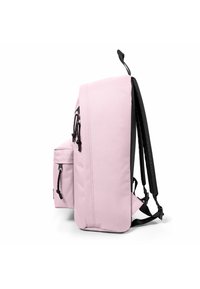 Zaino in tessuto rosa con forma rettangolare, spalline nere e tasca frontale. Presenta cerniere e linguette per un accesso facile.