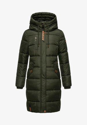 Oliwkowy, ocieplany płaszcz zimowy z wysokim kołnierzem i regulowanym kapturem. Posiada kieszenie na zamek i guziki, elastyczne mankiety oraz akcenty z logo.