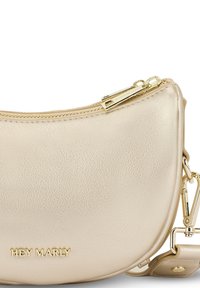 Sac à épaule en simili cuir doré avec une forme arrondie, fermeture éclair et bandoulière ajustable. Présente le logo "HEY MARLY" embossé à l'avant.