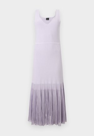 Mouwloze witte gebreide jurk met V-hals en geplooide lavendel ombre rok die loopt van halverwege de dij tot aan de enkel.