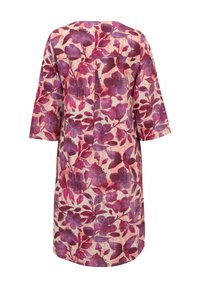 Blumenkleid mit kurzen Ärmeln, das ein lila und rosa Blumenmuster auf hellem Hintergrund zeigt. Lockere Passform und einfacher runder Ausschnitt.