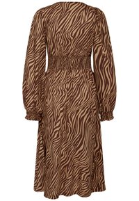 Rochie cu imprimeu zebra maro și bej, având mâneci lungi cu elastic și talie elastică. Formă A-line fluentă, cu margine la nivelul genunchilor.