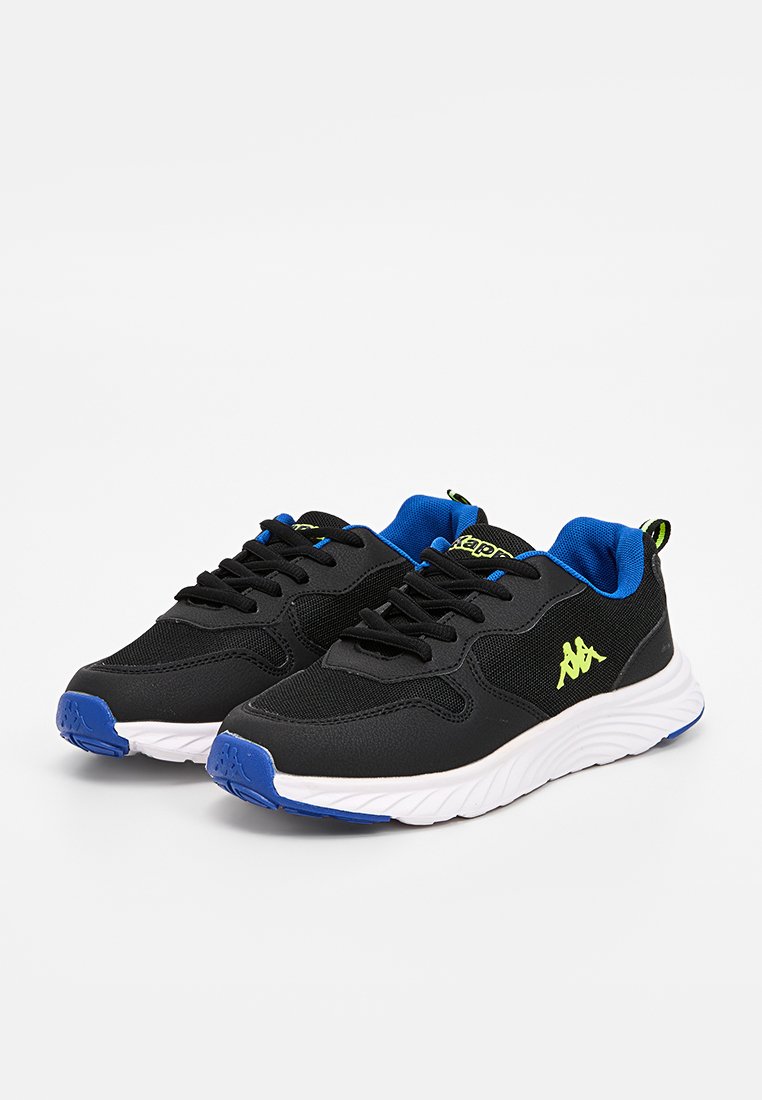 Zapatos deportivos negros con acentos azules, parte superior de malla, suela blanca texturizada y cordones para un ajuste seguro. Logo visible en el costado y en la lengua.
