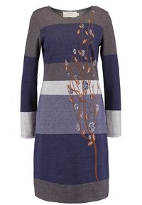 Långärmad klänning med horisontella ränder i marinblått, grått och ljusgrått med blommig brodyr i brunt och blått. Mjuk tygkvalitet.