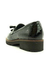 Mocasines de charol negro con patrón de cocodrilo, tacón bajo tipo bloque y detalle decorativo de lazo en la parte delantera. Suela de goma texturizada para un mejor agarre.