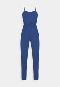 Blå jumpsuit med hjärtformad halsringning, tunna axelband och plisserad midjedetalj. Åtsittande ben som går ner till anklarna.