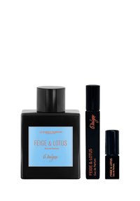 Schwarze rechteckige Parfümflasche mit blauem Etikett, auf dem "FEIGE & LOTUS" steht, begleitet von zwei kleineren schwarzen Roll-On-Flaschen.