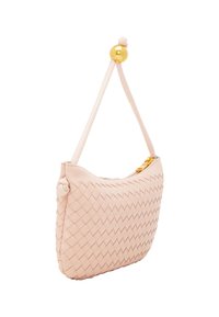 Borsa a tracolla in pelle rosa intrecciata con forma curva, caratterizzata da un accento a forma di palla dorata sulla tracolla e chiusura con zip.