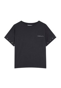T-shirt court à manches courtes de couleur gris foncé en coton. Éléments en œillets et accents d'étoiles sur les manches, avec le logo "Salbers Co." en blanc. Coupe décontractée.