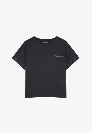 Donkergrijs T-shirt met korte mouwen van katoen. Bevat oogjes en steraccenten op de mouwen, met het "Salbers Co."-logo in het wit. Ontspannen pasvorm.
