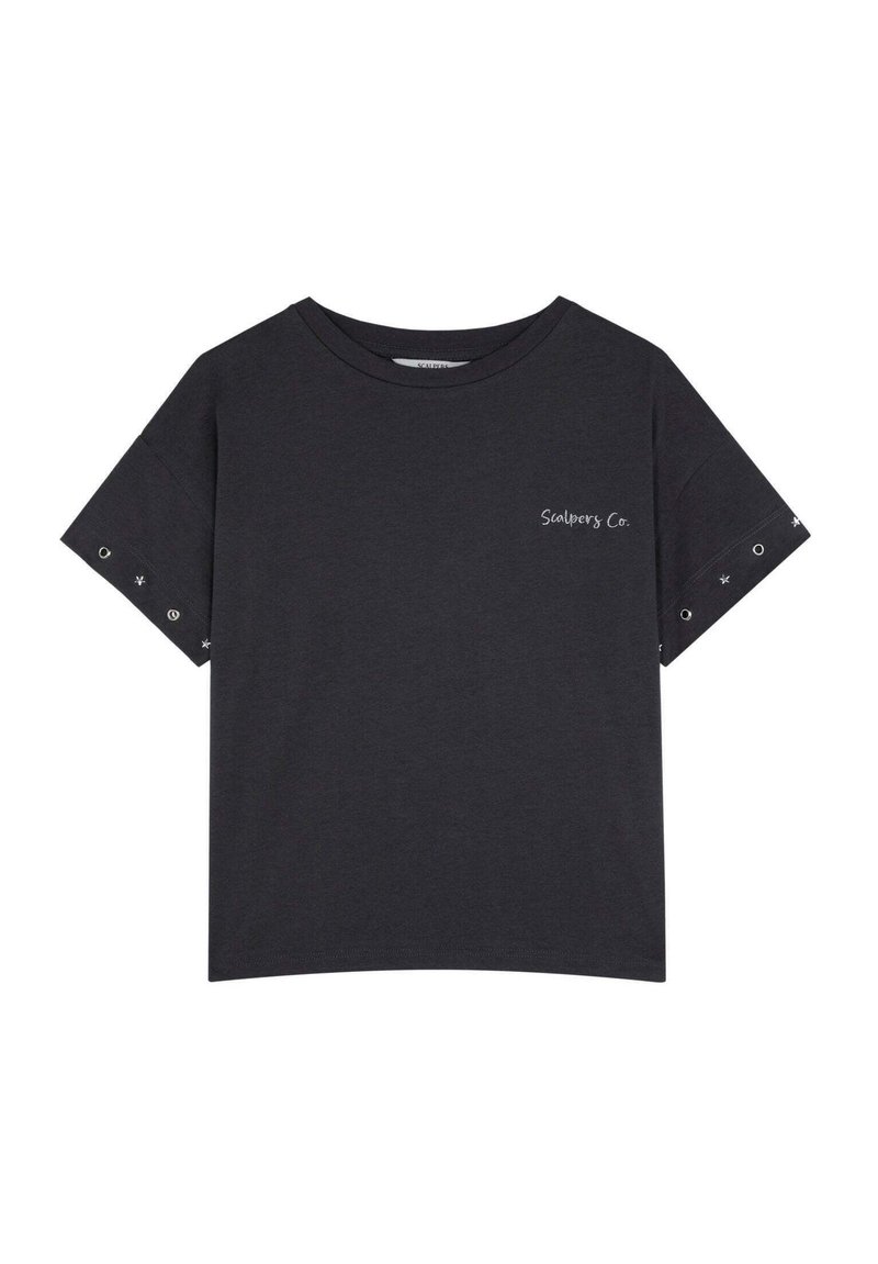 T-shirt court à manches courtes de couleur gris foncé en coton. Éléments en œillets et accents d'étoiles sur les manches, avec le logo "Salbers Co." en blanc. Coupe décontractée.