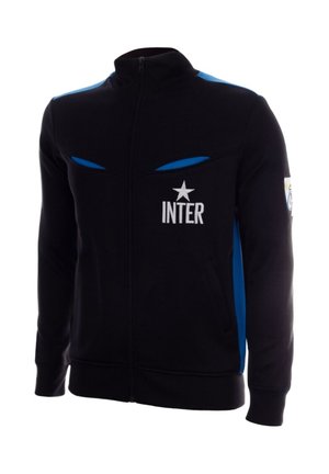 Zwarte jas met volledige ritssluiting, blauwe schouderstrepen, "INTER" tekst en sterlogo op de borst, en een patch op de rechtermouw.