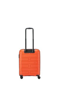 Maleta dura naranja con un diseño rectangular elegante, que presenta líneas horizontales texturizadas, un asa negra y cuatro ruedas para facilitar su maniobrabilidad.