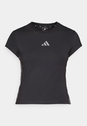 Svart atletisk t-skjorte med korte ermer, rund hals, og et reflekterende logo på brystet. Har mønstrede sideakenter.