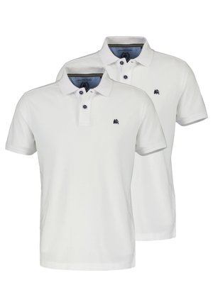 To ensfarvede hvide kortærmede poloer med knappede kraver og små sorte løvelogoer på venstre bryst.