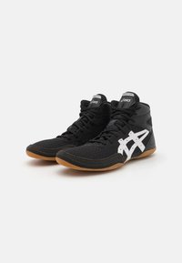 Zwarte hoge sport schoenen met een gestructureerde bovenkant, witte logo accenten en een gumrubberen zool. Voorzien van veters en een gevoerde kraag.