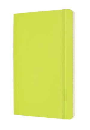 Quaderno con copertina rigida verde lime con chiusura a fascia elastica e angoli arrotondati, leggermente aperto per mostrare le pagine a righe all'interno.