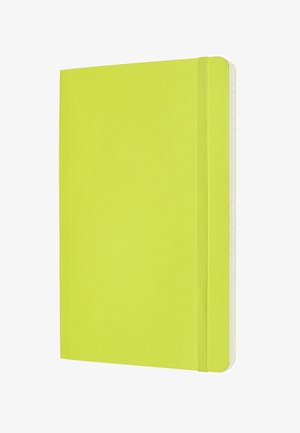 Quaderno con copertina rigida verde lime con chiusura a fascia elastica e angoli arrotondati, leggermente aperto per mostrare le pagine a righe all'interno.