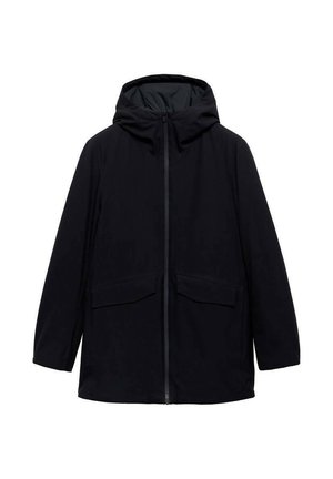 Chaqueta con capucha negra fabricada con un tejido suave y resistente al agua, cuenta con un cierre frontal con cremallera y dos grandes bolsillos de parche. Diseño minimalista.