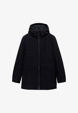 Jacket neagră cu glugă, fabricată dintr-un material neted, rezistent la apă, cu închidere prin fermoar în față și două buzunare mari aplicate. Design minimalist.