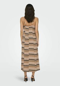 ONLY GEMUSTERTES TRÄGER - Vestido informal - inca gold