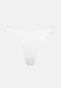 Λευκό στρινγκ εσώρουχο από μαλακό ύφασμα, με κυματιστή άκρη και ελάχιστη κάλυψη. Κλασικός σχεδιασμός με λεπτή υφή.
