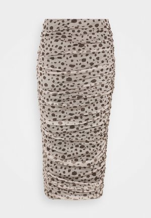Ołówkowa spódnica z marszczeniami wykonana z miękkiego materiału, o beżowym tle z ciemnobrązowymi plamkami, podkreślająca teksturę i dopasowany krój.