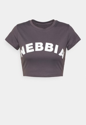T-shirt cropped em algodão cinza escuro com mangas curtas, apresentando letras brancas em negrito "NEBBIA" ao longo do peito. Textura suave, decote redondo.