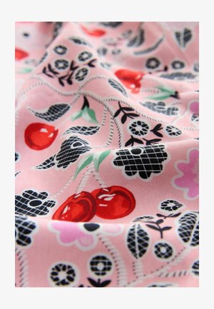 Katoenen stof met een roze achtergrond, intrigerende bloemen- en fruitpatronen in rood, zwart en groen, met een soepele textuur en een lichte glans.