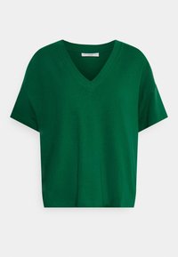 Groen katoenen T-shirt met een V-hals, korte mouwen en een ontspannen pasvorm. Glad textuur en egale kleur, zonder zichtbare patronen of accenten.