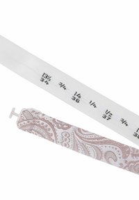 Maßband aus Stoff mit weißem Band, gedruckten Maßen in schwarz und einem dekorativen rosa Paisleymuster an einem Ende.