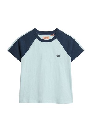 T-shirt corto azzurro con maniche a raglan blu navy. Presenta un piccolo logo "Superdry" nero sul petto. Collo a giro classico.