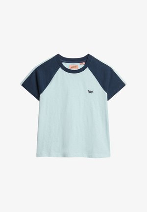 T-shirt bleu clair à manches courtes avec des manches raglan bleu marine. Présente un petit logo "Superdry" noir sur la poitrine. Encolure classique.