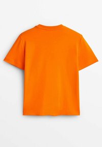 T-shirt in cotone arancione con scollatura rotonda, maniche corte e taglio dritto. Il tessuto risulta liscio senza motivi visibili.