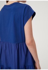 s.Oliver MIT VOLANTS - Sukienka letnia