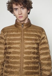 Tommy Hilfiger PACKABLE - Casaco leve - desert khaki