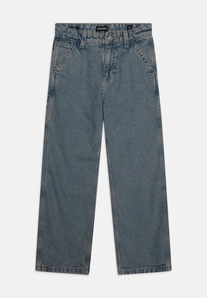 Jeans in denim blu con una vestibilità morbida, vita alta, gambe ampie e design classico a cinque tasche. Presentano cuciture visibili e chiusura con bottone in metallo.