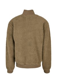 Rjava jopica iz flisa z visokim ovratnikom in rebrastimi manšetami. Ima teksturirano, mehko zunanjost in sproščen kroj.